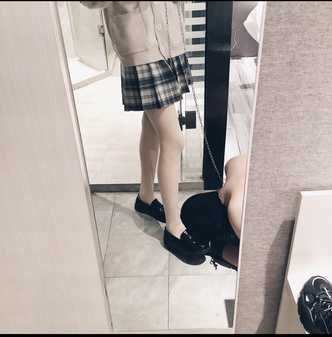 拿着超级粗的铁链绑着，身上写满了贱狗，跪在我面前，你应该是最幸福的一条狗了吧？ #男m #男奴  #女王 #女s男m #女S #贱狗  #公狗 #羞辱 #圣水 #黄金圣水 #厕奴 #马桶奴 #绿帽奴 #绿王八 #恋足 #丝袜美腿 #sm调教 #舔鞋 #踩踏 #女m #母狗 #帆布鞋  #女性崇拜 #女王调教 #女s调教 #户外调教