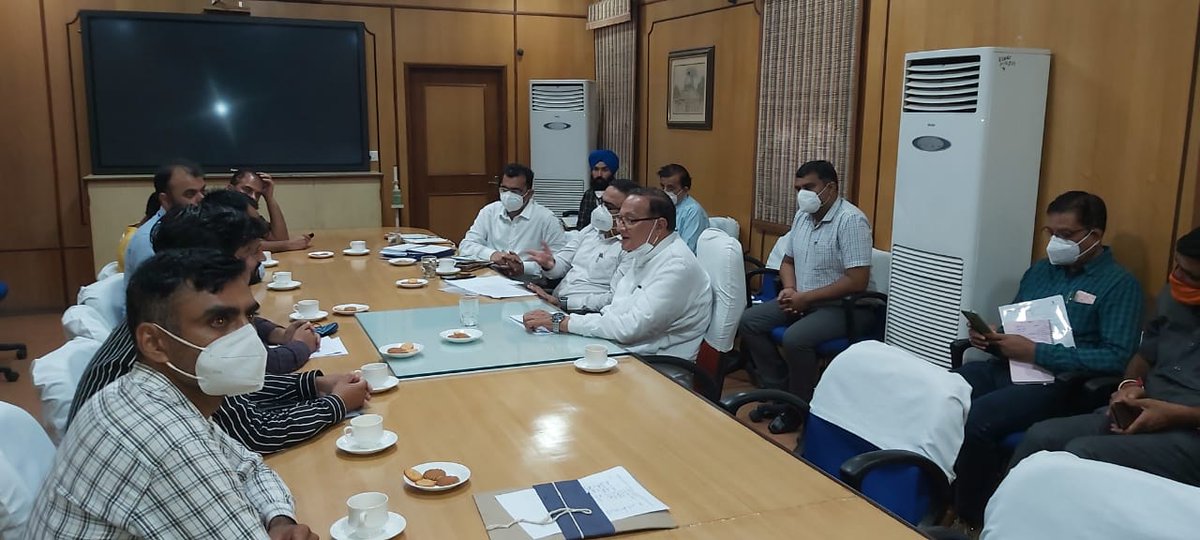 TheUpenYadav's tweet photo. सचिवालय में कैबिनेट मंत्री @DrBDKallaINC की अध्यक्षता में बेरोजगारों की विभिन्न मांगों को लेकर आज वार्ता हुई l
कई भर्तियों को लेकर सकारात्मक वार्ता हुई है और सितंबर माह में कई भर्तियों में बड़ी राहत मिलेगी
आज की वार्ता और 10 सितंबर को होने वाले घेराव को लेकर रात 8 बजे लाइव रहूंगा https://t.co/1RRv4NugWH