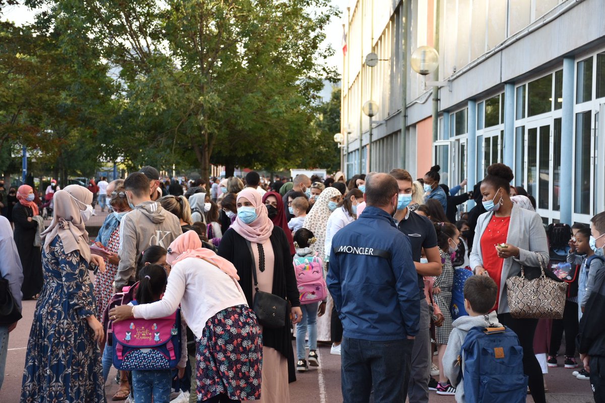 olivierbianchi1's tweet photo. Nous visitons ce matin, avec le @prefet63 et l'@acclermont, l'école Jean de la Fontaine à la Gauthière.
L'occasion pour nous d'aller à la rencontre des familles et des enfants, mais aussi des personnels des écoles, qui permettent à tous, une rentrée joyeuse.
 
Merci à tous! https://t.co/rtCE5Irv2V