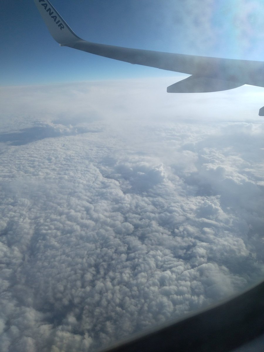 EOkhotnikoff's tweet photo. Perdue dans les nuages,
Je survole tous les mauvais présages.
Un coton si blanc recouvre la terre,
J'oscille entre les deux hémisphères.
D'une aile à l'autre l'avion bascule,
Je pense à mon pays qui derrière moi recule.
#envole #poetry #poem #avion #nuages #danslesaires https://t.co/CaRwkSxgtI