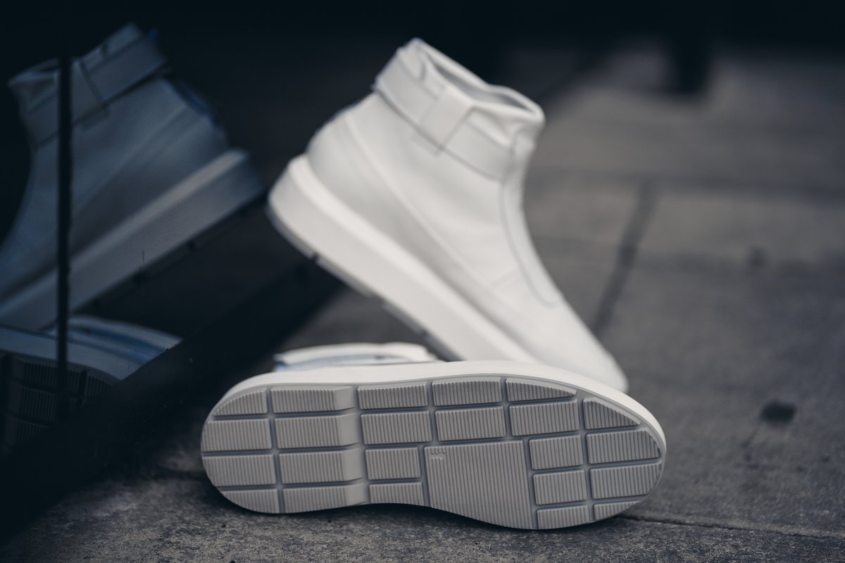 AfricanMinions's tweet photo. Which of these two Long Walks sneakers would you whip out for Spring? You really can't make a wrong choice on this one. 😉
Hit RT for the black and yellow 𝑹𝒐𝒚𝒂𝒍 𝑷𝒂𝒏𝒕𝒉𝒆𝒓 and hit Like for our pure white 𝑩𝒍𝒂𝒏𝒌 𝑪𝒂𝒏𝒗𝒂𝒔. https://t.co/PI3LtXoXeh