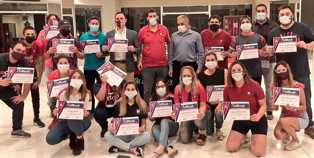 victorhugopy's tweet photo. Un gran orgullo contar con socios e hinchas con un enorme corazón solidario.
Hoy reconocimos la gran labor de los voluntarios de #CeRun2021 y #MitaiAzulgrana
@CerroSocial https://t.co/AvUrDV0DtG