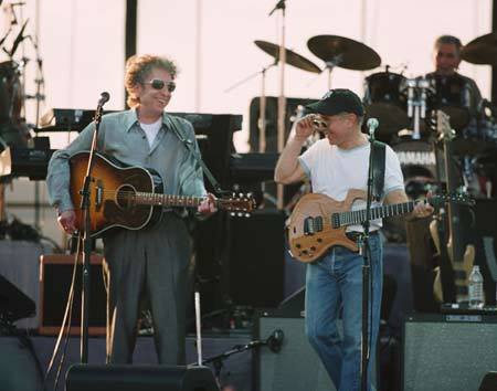 2nd September 1999 - Bob Dylan performs at Coral Sky Amphitheatre, West Palm Beach, Florida on the first date of his US fall tour with Paul Simon. For more info click facebook.com/BobDylanOnthis…