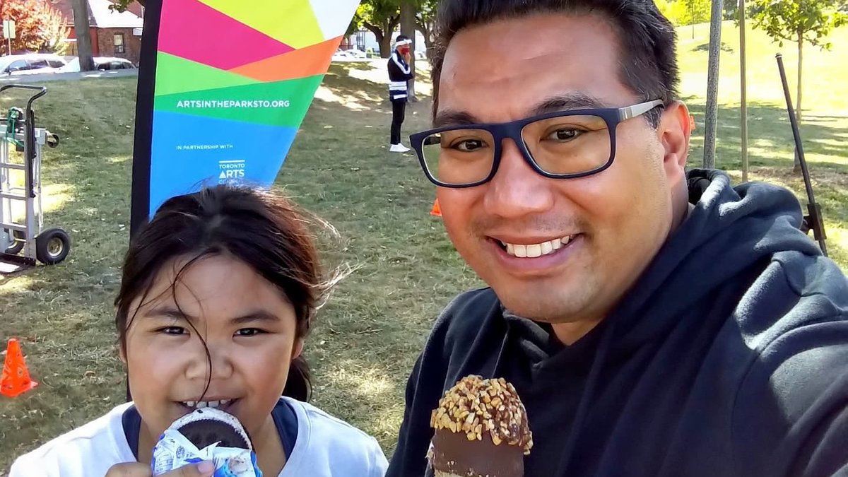 A great day in the park <a href="/YorkEglintonBIA/">York-Eglinton BIA</a> with Boo! Thank you <a href="/artsinparksTO/">Arts in the Parks</a> @TOArtsFdn &amp; <a href="/culture_to/">City of Toronto Culture</a>  for the incredible cultural performances, free #icecream and #art colouring kits! #ArtsintheParksTO #ShowLoveTO