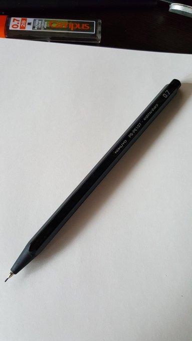 コクヨさんの鉛筆シャープ
めっちゃ描きやすいです!
鉛筆くらい軽い 