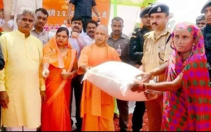 AfaquiAthar's tweet photo. हवा में लटकती इस बोरी मैं क्या हो सकता है योगी जी तुमने जनता को बेवकूफ समझा मगर जनता बेवकूफ है नहीं ।।
#IndiaAgainstBJPLoot # https://t.co/te7NU8dUal