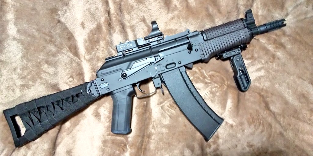 Bukisounin_KIRA's tweet photo. 今日の武器商人(笑)② #CYMA #CM035 #クリンコフ その後、昨日某所で #DMT ブランドの可変グリップとAK用っぽいハイダー仕入れて来た、装着した😆クリンコフインナー隠す為に水道補修用ゴム輪×3で位置調整👍でもピンの切欠きが合わない…おもちゃだから別に良いか😆ハイダー14㍉逆、汎用何だな😑 https://t.co/ZkgCCj5E4Q