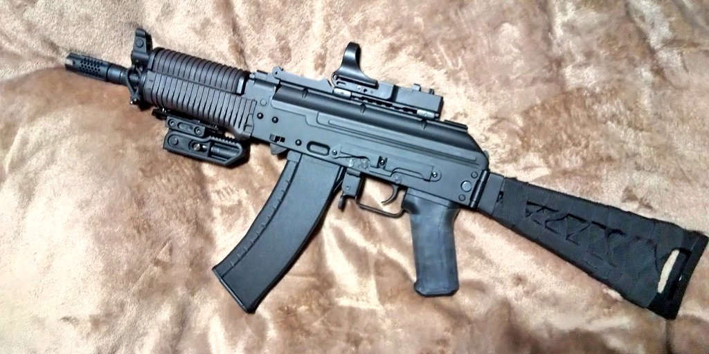 Bukisounin_KIRA's tweet photo. 今日の武器商人(笑)② #CYMA #CM035 #クリンコフ その後、昨日某所で #DMT ブランドの可変グリップとAK用っぽいハイダー仕入れて来た、装着した😆クリンコフインナー隠す為に水道補修用ゴム輪×3で位置調整👍でもピンの切欠きが合わない…おもちゃだから別に良いか😆ハイダー14㍉逆、汎用何だな😑 https://t.co/ZkgCCj5E4Q