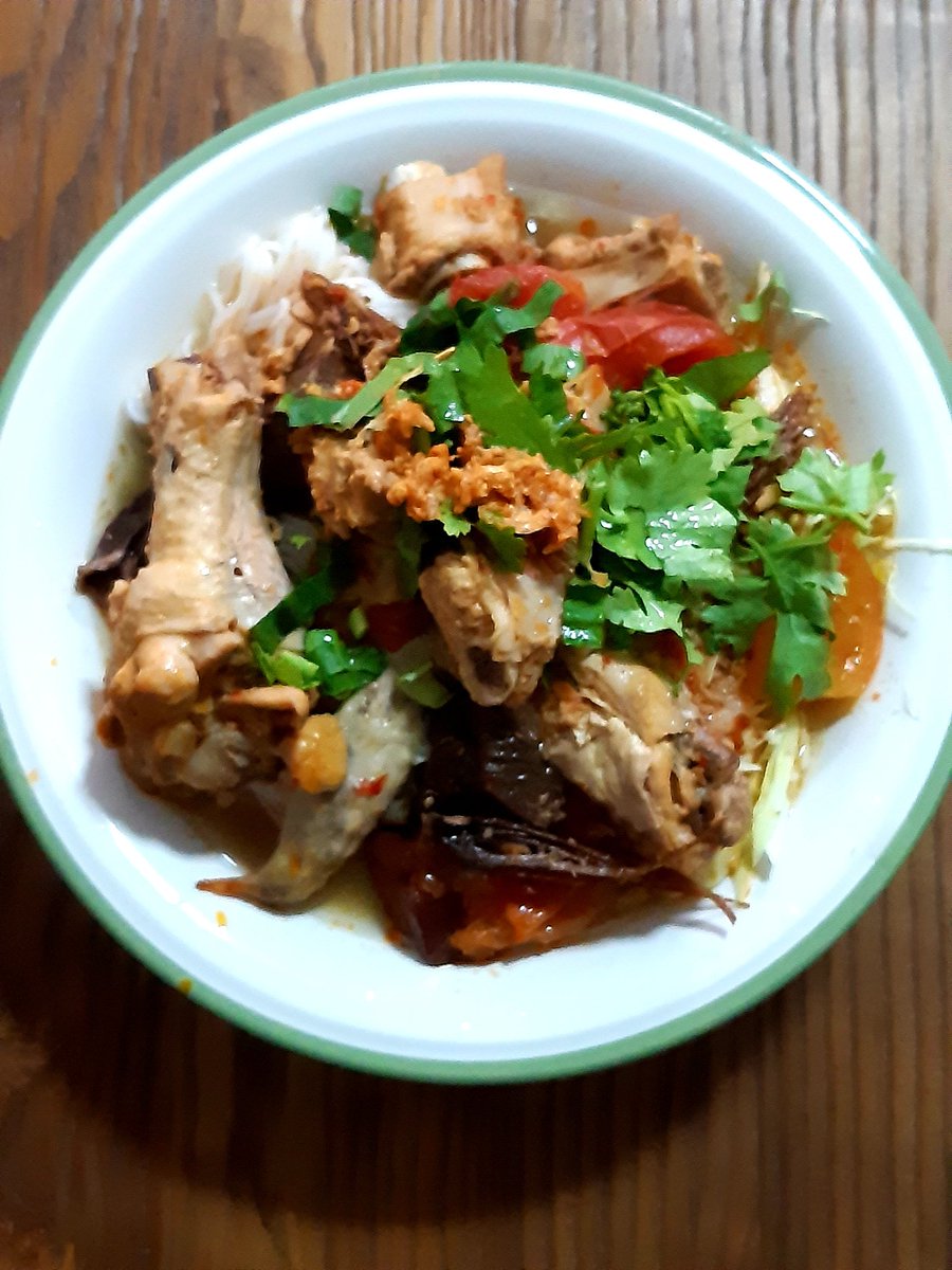 AuntyTip's tweet photo. ขนมจีนน้ำเงี้ยว #CookByChefAob #วันละเมนูเรียกน้ำย่อย 😋 yum yum https://t.co/P5Esyf5zvV