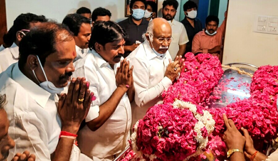 IrNattukkottai's tweet photo. கழக ஒருங்கிணைப்பாளர் 
ஐயா OPS அவர்களின் துணைவியார் திருமதி ப.விஜயலெட்சுமி அவர்கள் இறைவனடி சேர்ந்தார்கள். சிறுபான்மை நலபிரிவு செயலாளர் A.அன்வர்ராஜா, மாவட்ட கழக செயலாளர் MA.முனியசாமி அவர்கள், மண்டபம் ஒன்றிய கவுன்சிலர் அண்ணன் RG.மருதுபாண்டியன் அவர்களுடன் இணைந்து அஞ்சலி செலுத்தினேன். https://t.co/lMtESIhq9D