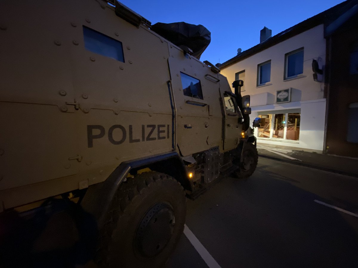 +++ EIL +++ Spektakuläre #Rocker-Razzia gegen Mitglieder der #HellsAngels in #Mönchengladbach, #Duisburg und #Leverkusen! Polizeipanzer und SEK im Einsatz! Es geht um drei Tötungsdelikte!