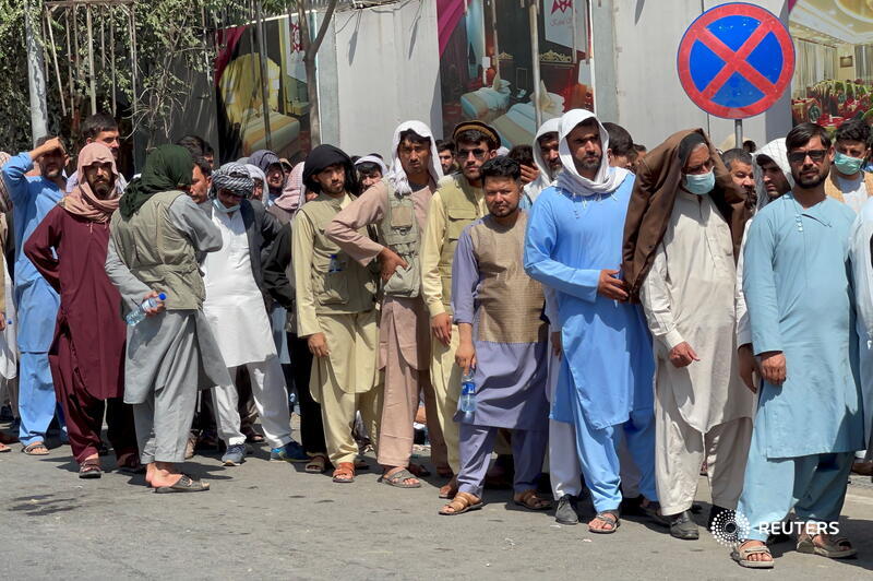 ReutersPakistan's tweet image. Two weeks since the Taliban&apos;s sweep into Kabul brought a chaotic end to 20 years of warfare, the Islamist militants have yet to name a new government or reveal how they intend to rule. Prices have soared and crowds have gathered at banks to withdraw cash reut.rs/3gUU7Cz