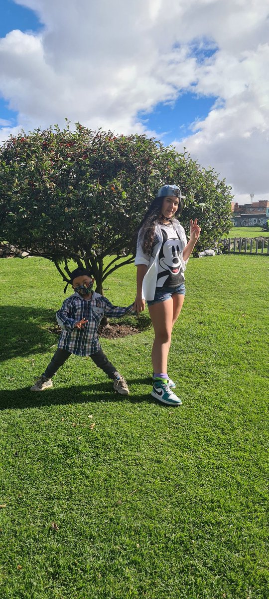 Con mi tía  paula henao cantante  <a href="/PaulaHVozKids/">PaulaHenaooficial</a> los invito a escucharla aquí : youtu.be/wPRPsAock9s