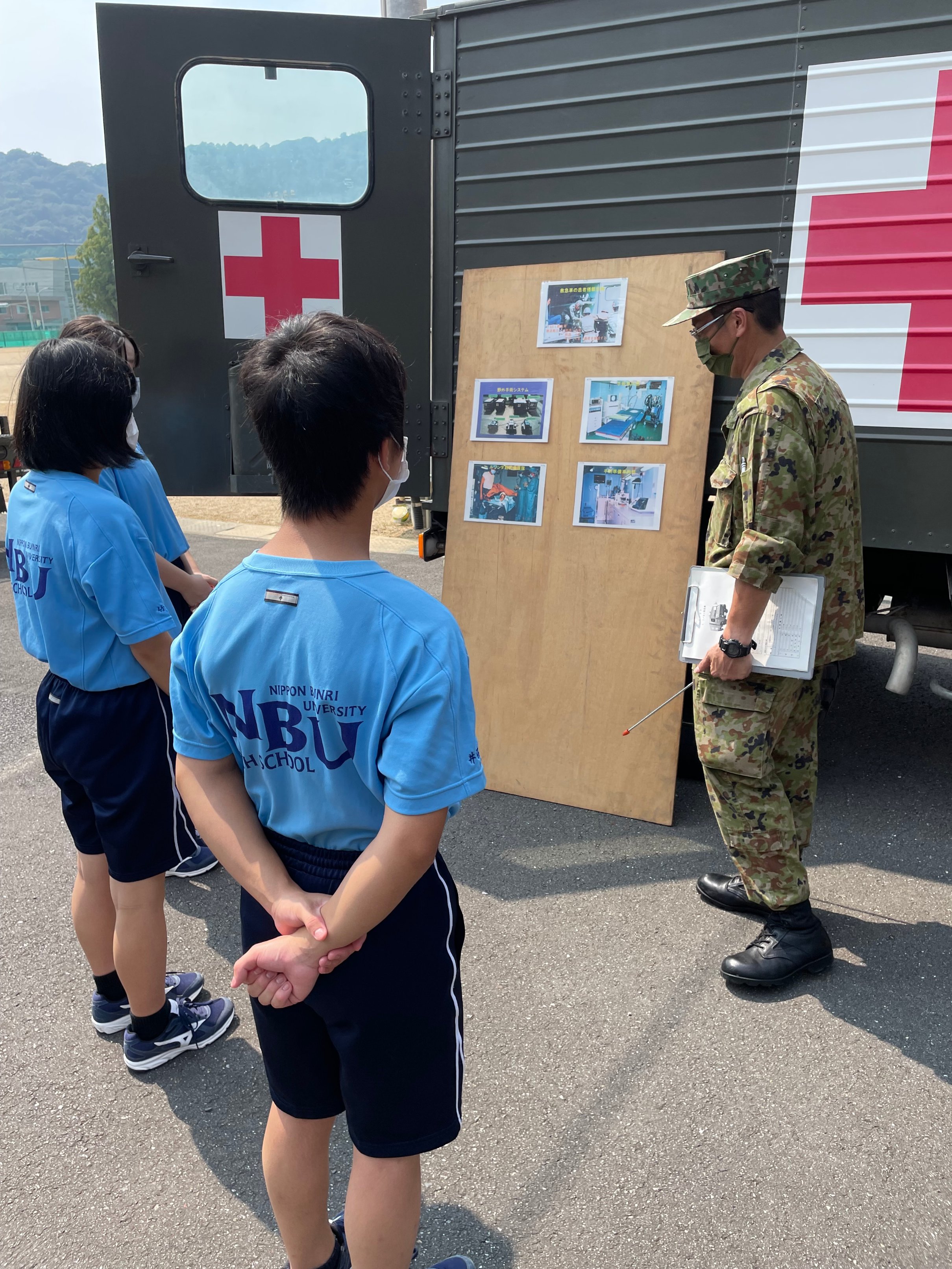 自衛隊大分地方協力本部 公式 ９月１日防災の日 日本文理大学附属高校で防災講習を行ったよ みんな真剣な顔で学んでいたよ いざ という時のために Aedの使い方や担架で人を運ぶ方法など しっかり覚えていてね 防災の日 湯布院駐屯地132特科大隊