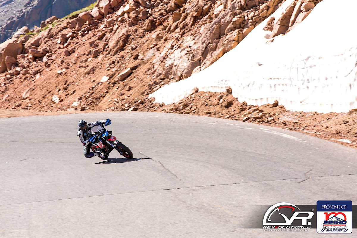 HWoodElectrics's tweet photo. Older "cousin" to the #ZeroFXE & "smaller relative" to the #ZeroSRF & #ZeroSRS, this 2016 #ZeroFXS could still shred at #PikesPeak.
Here #HollywoodElectrics Racer Marcel Irnie @IrnieRacing put our customized #Supermoto through the Colorado curves at the '16 #PPIHC.
1/2 https://t.co/EIyXtlLFMu