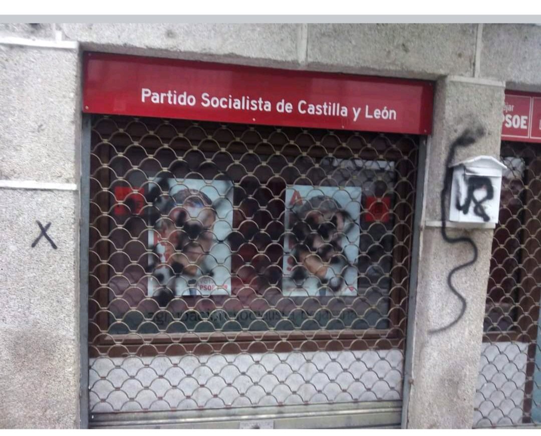 psoebejar's tweet photo. Amparados  en un cobarde anonimato,los enemigos de la democracia y los q no soportan gobiernos q trabajan para no dejar a nadie  atrás han realizado pintadas en nuestra sede y nuestra ciudad #Béjar. Siempre nos van a encontrar de frente @psoebejar @PSOESalamanca @PSOE_CyL @PSOE https://t.co/SH7lYT6Kry