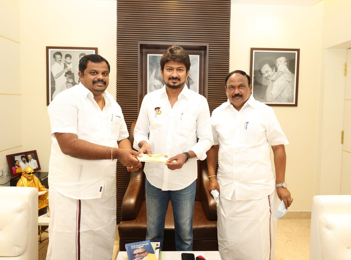 Udhaystalin's tweet photo. ஈரோடு வடக்கு மாவட்டம், தூக்கநாயக்கன் பாளையம் ஒன்றிய கழக பொறுப்பாளர் சிவபாலன் அவர்கள் ரூபாய் பத்தாயிரத்தை கொரோனா தடுப்பு பணிக்காக மாண்புமிகு முதலமைச்சர் அவர்களின் பொதுநிவாரண நிதிக்கு நேற்று என்னிடம் வழங்கினார்.அவருக்கு என் அன்பும், நன்றியும். https://t.co/TsM5nOyH8u
