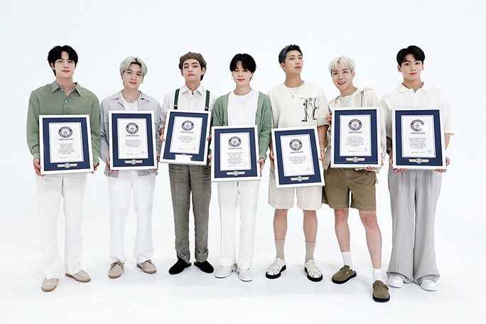 Celebs__Arabic's tweet photo. موسوعة جينيس للأرقام القياسية تكرّم فرقة BTS بعد تحطيمهم 23 رقم قياسي عالمي! 👏🏻 https://t.co/rhLKJhJsjF