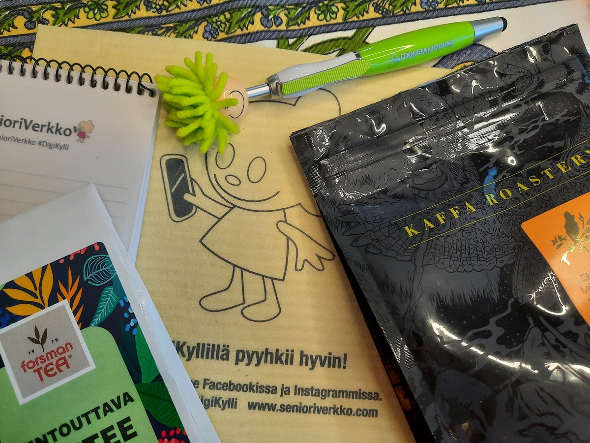 Teisaa's tweet photo. Nyt pyyhkii muulloin hyvin kuin vain #DigiKylli'llä: verkkotapaaminen alkaa ihan just, @SenioriVerkko-postipaketti ja kahvi tippuu. Suklaan söin jo paketti avatessa🙂. Enemmän kuin #verkosto-kamuja. https://t.co/Cw4U8Pejp1