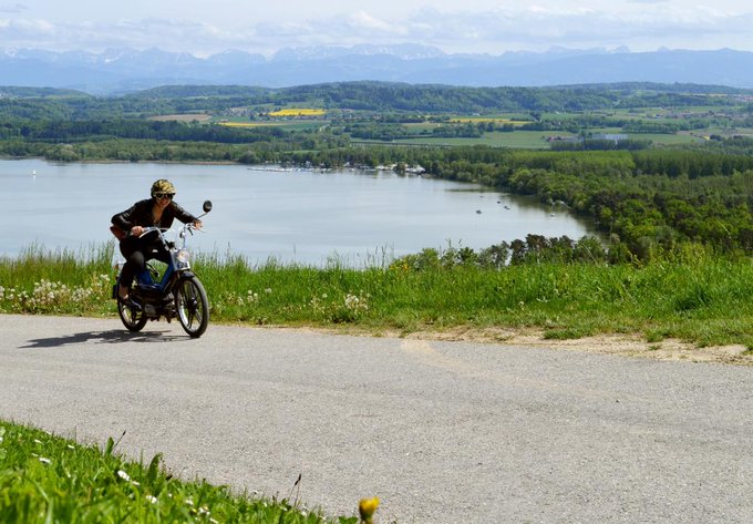 STMediaCH's tweet photo. Wie einst! Forever young! Das "Töffli-Buebe-Feeling" rund um den #Murtensee! Der ultimative Roadmovie für nicht-mehr-so-Junge! Und natürlich auch für alle "Töfflimeitschis"!
@fribourgregion @Jura3Lacs @VullylesLacs
https://t.co/RI3jlcN0fF https://t.co/j4I3XMifV4