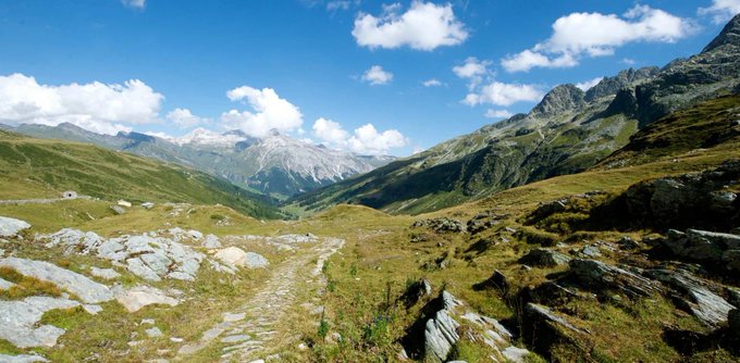 STMediaCH's tweet photo. Auf 2000 Jahre alten Saumpfaden durchs #Bündnerland wandern! Die grossartige #ViaSpluga!
65 Kilometer auf historischen Wegen durch Schluchten und über Alpenpässe!
Top-Pauschalangebote mit Gepäcktransfer!
@Graubunden
https://t.co/Ivp72HupSm
https://t.co/6CTKqUttLP https://t.co/qPYT1ppo0P