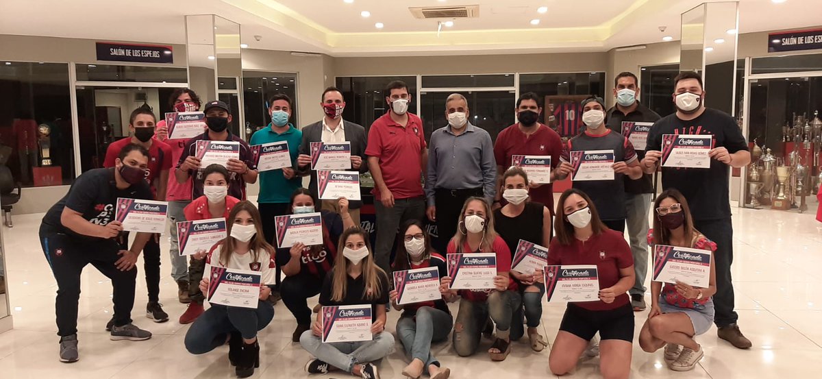 Agradecido al Club Cerro Porteño <a href="/CCP1912oficial/">Club Cerro Porteño</a> por este reconocimiento, y a este magnífico equipo humano de trabajo por dejarme formar parte de  #CeRun2021