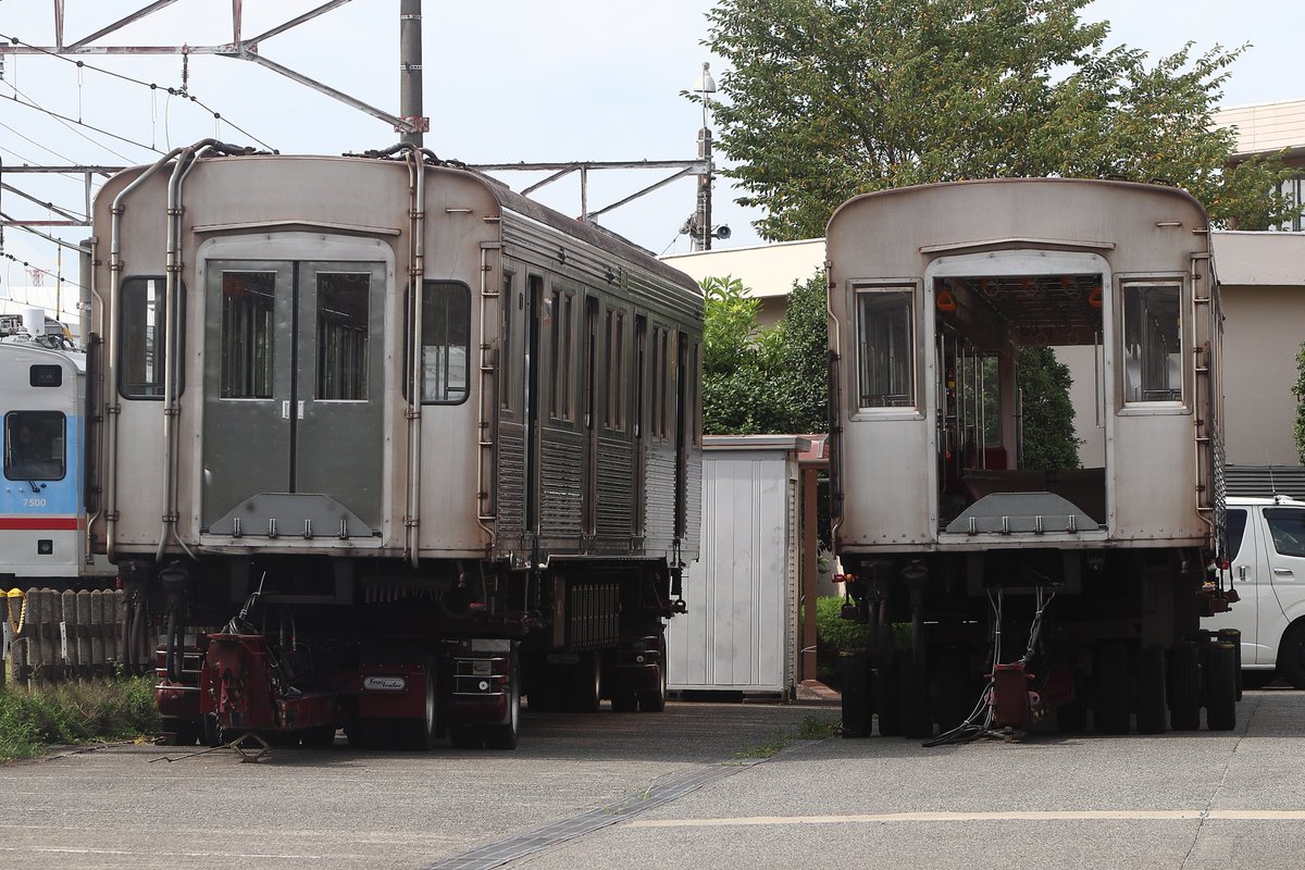 Tokuchan4698606's tweet photo. 2021年8月23日(月)
東急8500系8636F
解体に伴う廃車陸送
第2回目の廃車陸送です。
デハ8787(5号車)・デハ8892(6号車)が搬出されました。
今回は所用で見送ることができなかったため、搬出待ちのカットを掲載しておきます。
#東急8500系
#8636F https://t.co/LAT0TOvn9b