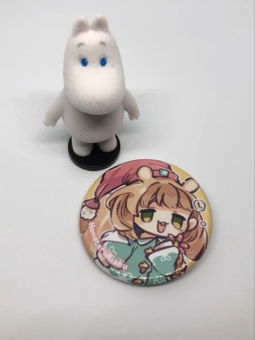 りしゅちゃんが缶バッジを作ってプレゼントしてくれました。ありがとう～☺
アイコン絵のバッジかわいい……!
作業中も見えるところに飾ろう。 