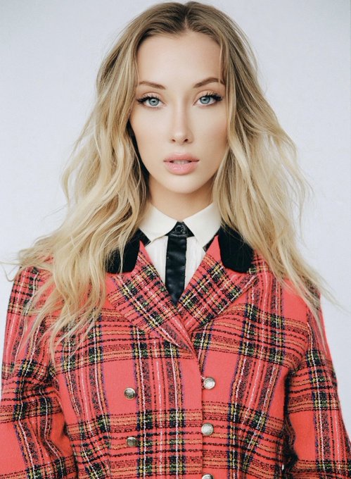 I hope that  she                looks at            me and thinks &ldquo;shit, she&rsquo;s so pretty&rdquo; https://t.