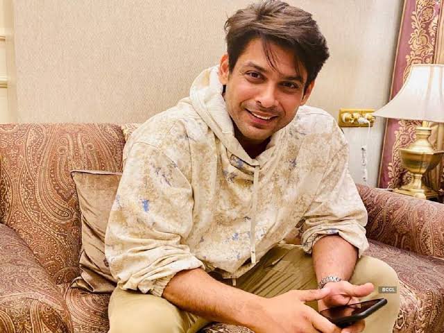 YouthBarodian's tweet image. 🔴😱BREAKING News
Om Shanti 🙏🏻💐 Sidharth Shukla
- Bigg Boss 13 winner Sidharth Shukla passes away
- He was 40. Shukla suffered a massive heart attack in the morning it is learnt.  #BiggBossWinner #PopularModel #Bollywood