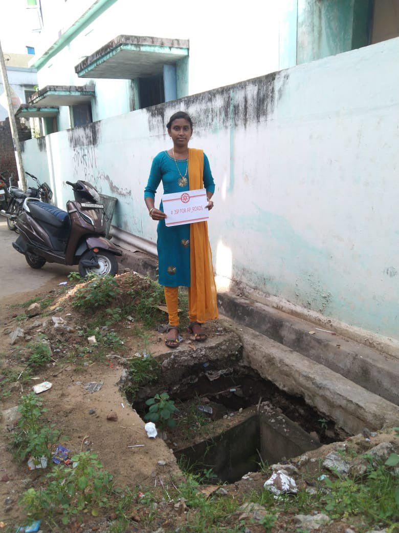 JSPVeeraMahila's tweet image. ఆంధ్ర ప్రదేశ్ రోడ్ల దుస్థితి పై @JanaSenaParty డిజిటల్ క్యాంపైన్, తూర్పు గోదావరి జిల్లా.

నాగబాబు గారి వీధి, జగన్నాధపురం వంతెన కి వెళ్లే రోడ్డు, కాకినాడ సిటీ.

#JSPForAP_Roads