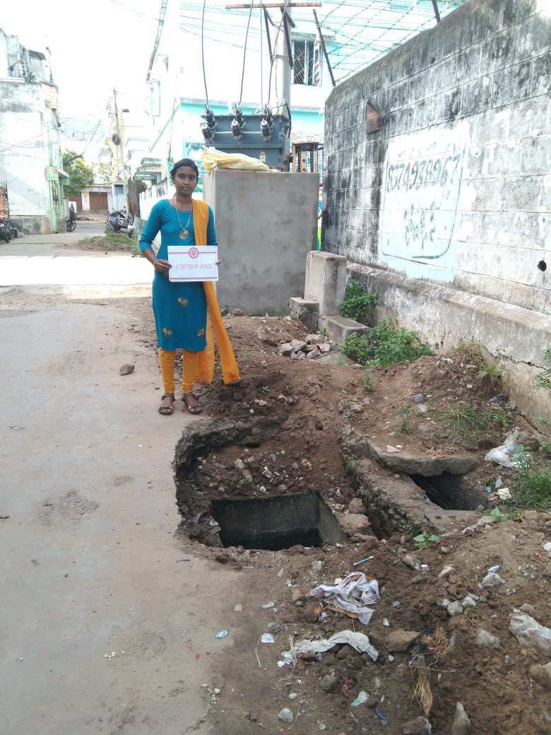 JSPVeeraMahila's tweet image. ఆంధ్ర ప్రదేశ్ రోడ్ల దుస్థితి పై @JanaSenaParty డిజిటల్ క్యాంపైన్, తూర్పు గోదావరి జిల్లా.

నాగబాబు గారి వీధి, జగన్నాధపురం వంతెన కి వెళ్లే రోడ్డు, కాకినాడ సిటీ.

#JSPForAP_Roads