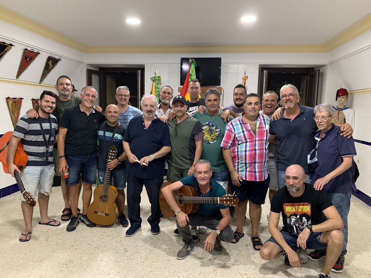 Gracias <a href="/LaComparsadeAM/">Antonio Martín</a> por el rato de anoche . Impresionante conjunto de voces , vibramos todos los presentes . Muchos Kilates de carnaval ahí metio. Viva Cadi y su Carnaval .