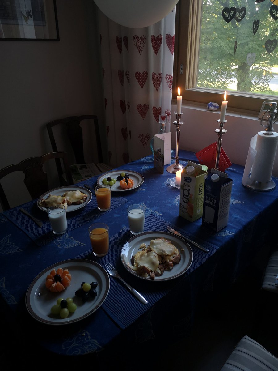 JuhaTenhonen's tweet photo. Toteutuvien toiveijjen täyttämää torstaita just siulle 🙏💓🌞
#äijäaamiainen #karjalanpiirakat #makkaramunakas #hk #kabanossi #salamicheddar #oltermanni #savujuusto #hetelmii #tunnelma #hämäränhyssykkä #kynttilät https://t.co/MUuMTIjrbw