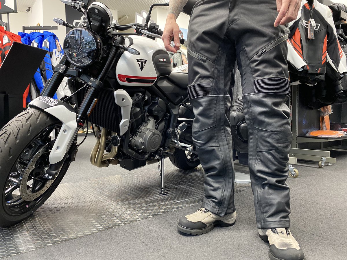 AFGMOTO's tweet photo. 【CONTRA2 LEATHERオーバーパンツ】下はハーフパンツでもいける。目的地着いたら脱ぐだけ。
https://t.co/DqLLNqjBYf
#iconmotosports #afgmotosports #contra2 #バイク https://t.co/4BzMcW3Mz8