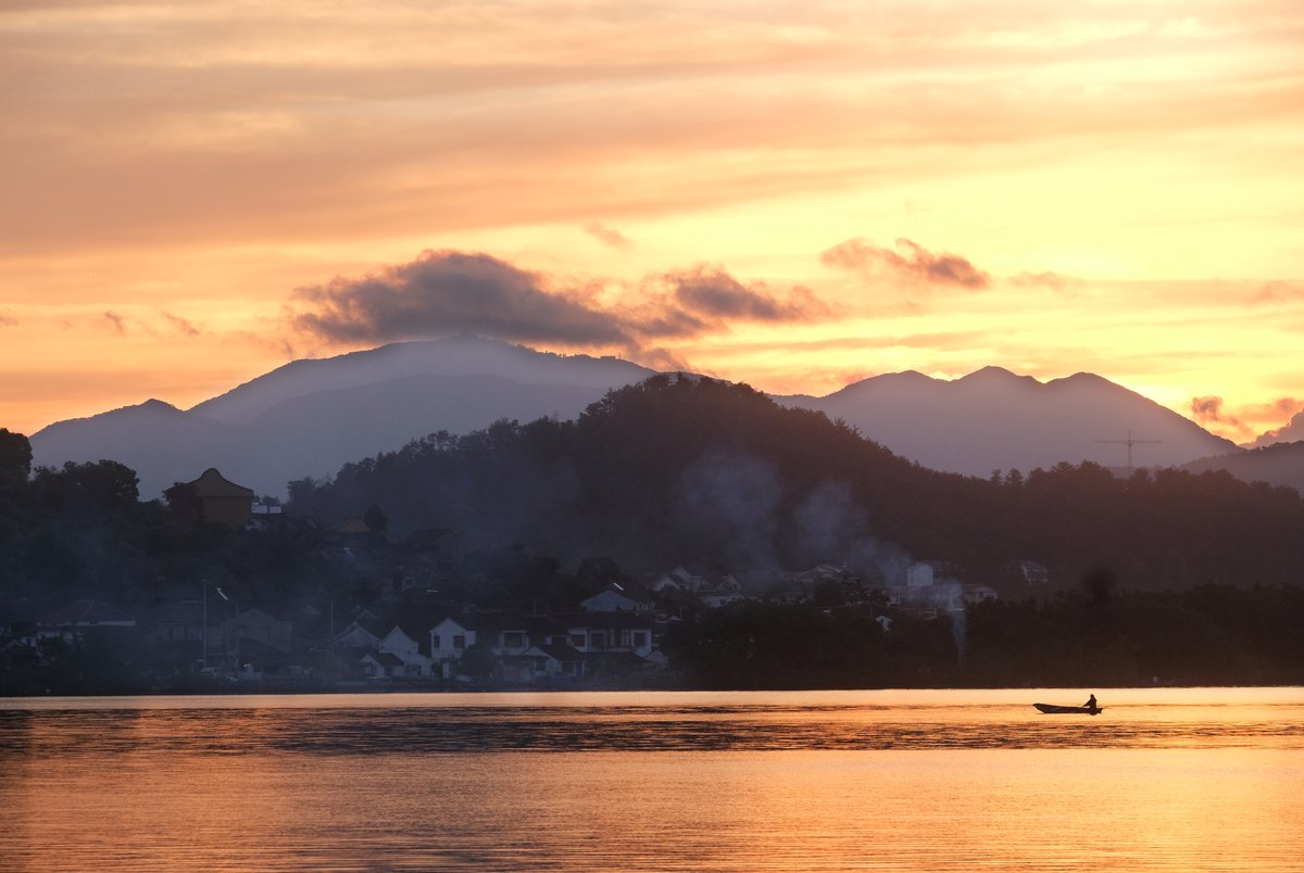 ChinaDaily's tweet photo. Dongqian Lake in #Ningbo became a breathtaking fairyland as the sky turned rosy red amid the rising sun. https://t.co/8CwWO71X5I