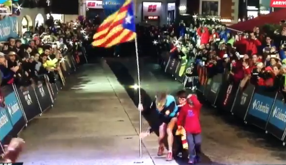 Pucurull's tweet photo. Avui fa 4 anys, @NuriaPicas va guanyar l’Ultra Trail del Mont Blanc. En arribar, en plena prohibició de mostrar banderes, va agafar una estelada d’un espectador i la va clavar al bell mig de la meta. 👏 https://t.co/7M9M2IbblM