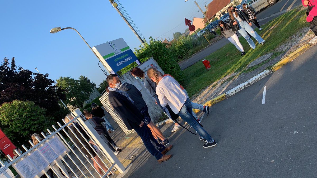 hautsdefrance's tweet image. En direct du lycée Alfred Mannessier de #Flixecourt en #hautsdefrance ! Les lycéens sont heureux de se retrouver pour cette #rentreescolaire2021 ! Nous leur souhaitons également une bonne rentrée 👍