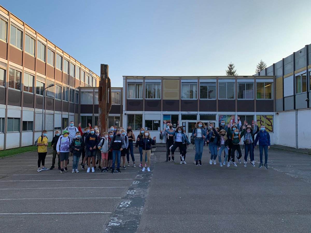 hautsdefrance's tweet image. En direct du lycée Alfred Mannessier de #Flixecourt en #hautsdefrance ! Les lycéens sont heureux de se retrouver pour cette #rentreescolaire2021 ! Nous leur souhaitons également une bonne rentrée 👍