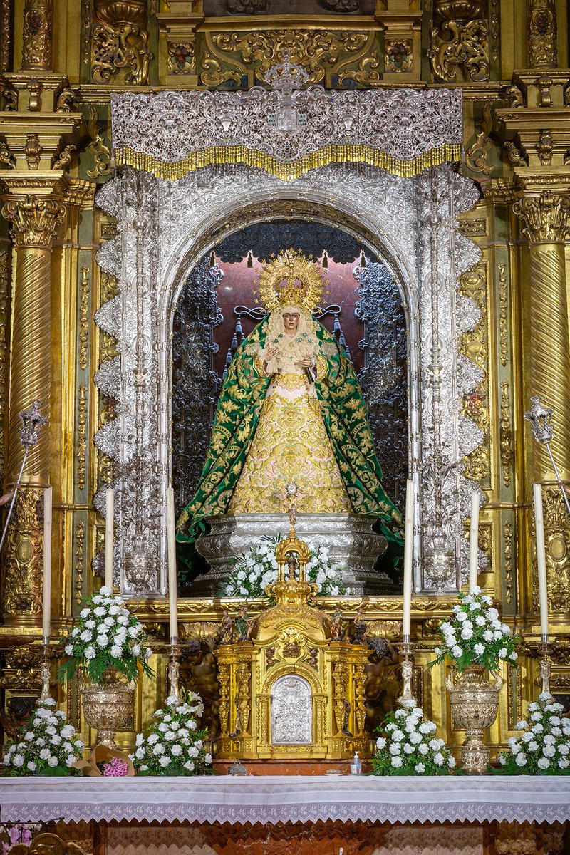 La Virgen de la Esperanza luce desde hoy en su camarín el manto verde conocido popularmente como “de los Cisneros”, realizado por el taller de Carrasquilla en 1967 utilizando bordados del palio de Rodríguez Ojeda de 1908. 

📷 José Antonio Criado