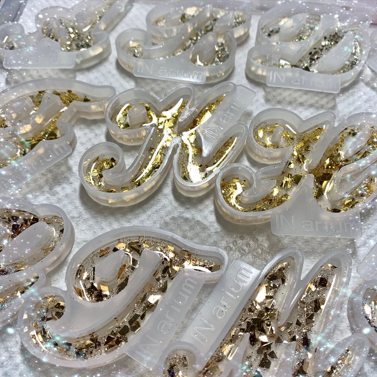 yua9151's tweet photo. 筆記体のシリコンモールド✨
仕込み途中😅
#レジン
#エポキシ樹脂
#2液レジン
#ハンドメイド https://t.co/IcO6ytzcQI