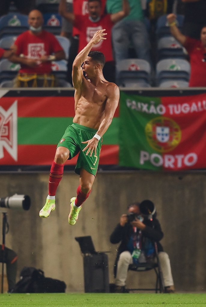 CharlesSiame8's tweet photo. Cristiano Ronaldo! That's it, that's the tweet! ❤🇵🇹 https://t.co/z4vm3Wjbkp