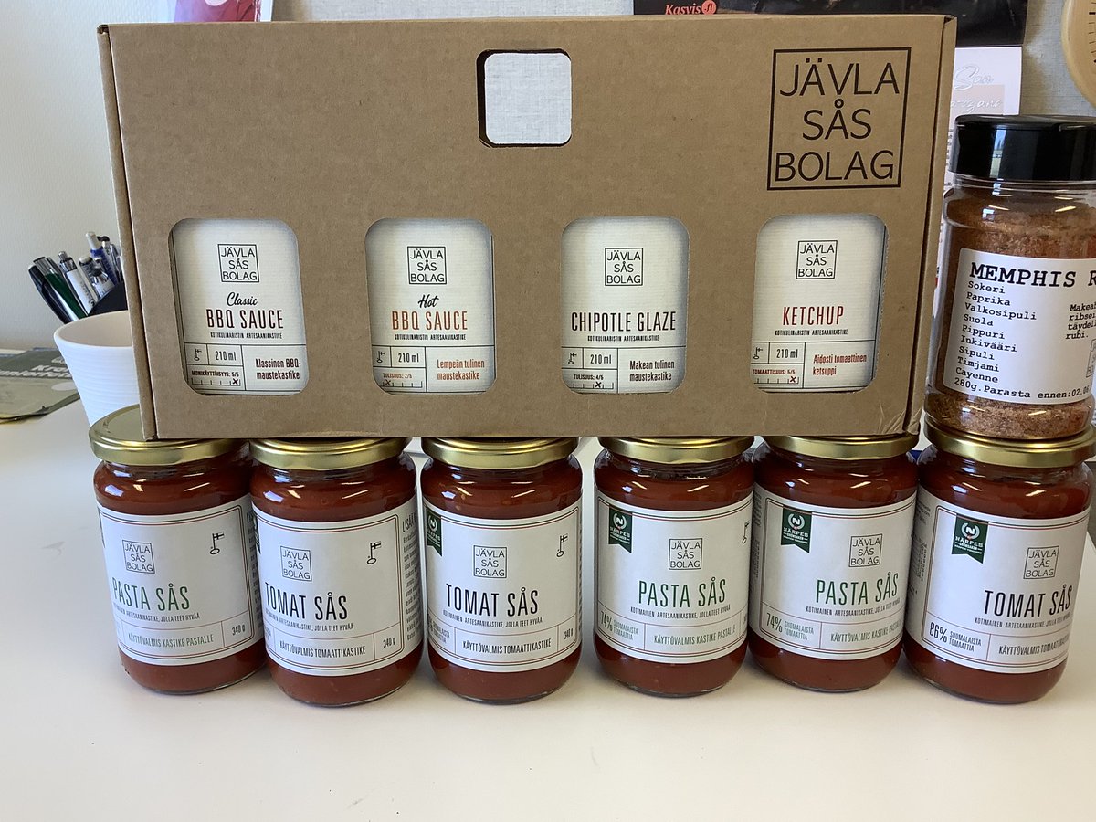 Yhteistyökumppanilta mukava torstailähetys. Tiesittekö että <a href="/javlasasbolag/">Jävla Sås Bolag</a> tekee pasta- ja tomaattikastikkeensa meidän hävikkitomaateista? Aikamoinen vastuullisuusteko eikö, ja näitä saa ympäri Suomen. Sen lisäksi nämä ovat aidosti loistavia tuotteita #narpionvihannes