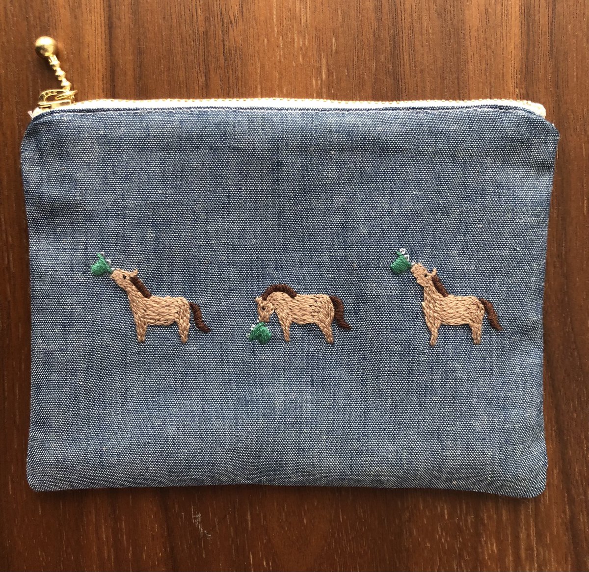 tokotoko_ouma's tweet photo. 飼い葉桶ぶんぶんポーチ。

#馬　#刺繍　#ハンドメイド https://t.co/TOREN5GIlP