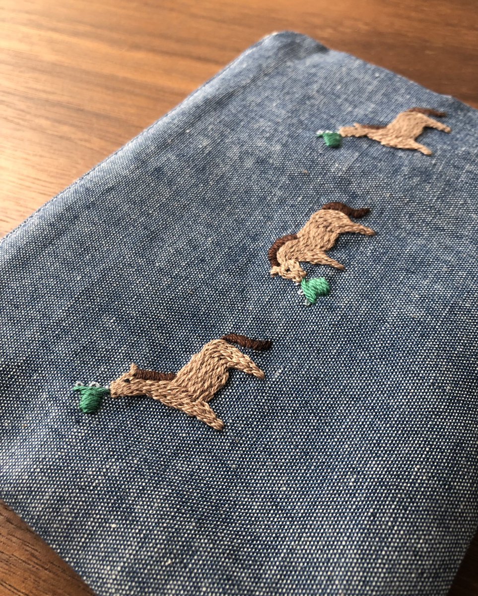 tokotoko_ouma's tweet photo. 飼い葉桶ぶんぶんポーチ。

#馬　#刺繍　#ハンドメイド https://t.co/TOREN5GIlP