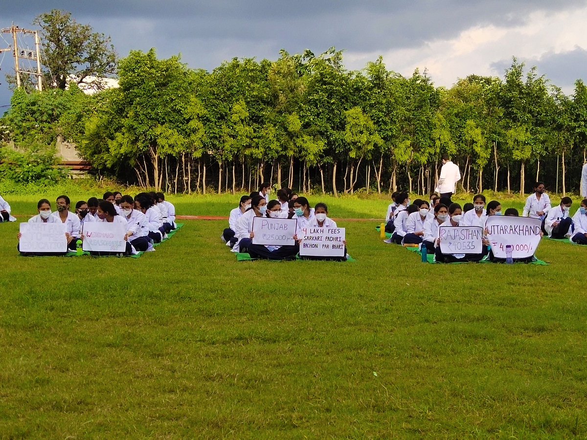 UttarakhandMed8's tweet photo. Today is day 6 of our protest against high fees in Government Medical Colleges of Uttarakhand. 
Please understand the economic burden on the families of students. 
#WeDemandAReasonableFee
@pushkardhami  @drdhansinghuk  @ColAjayKothiyal   @harishrawatcmuk @Anoopnautiyal1   @BJP4UK https://t.co/Hl4ekvESxV