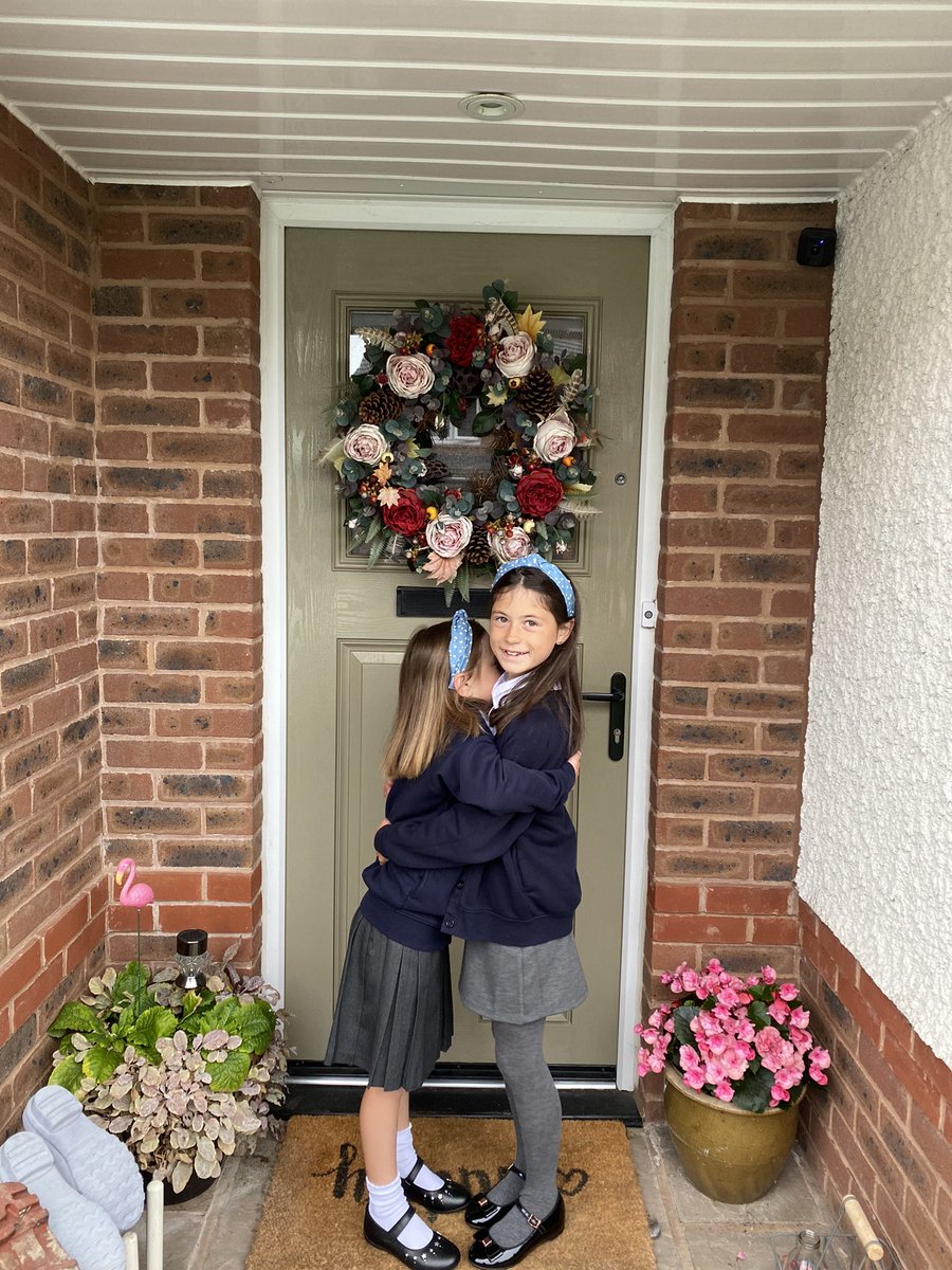 amymillypolly78's tweet photo. Happy girls first day back @y3hvcs @y6hvcs #BackToSchool #happygirls #hvcs https://t.co/vM0SJywFxk