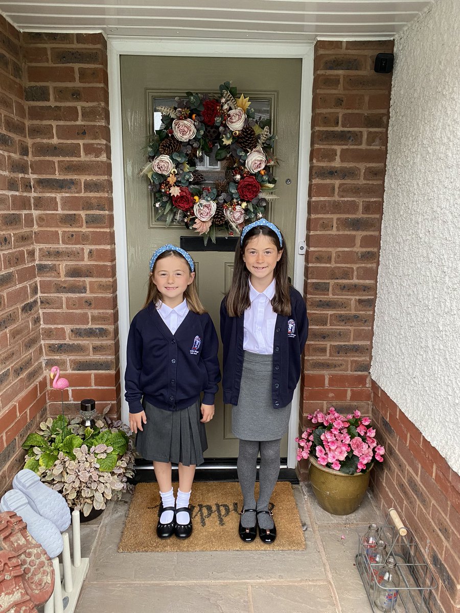 amymillypolly78's tweet photo. Happy girls first day back @y3hvcs @y6hvcs #BackToSchool #happygirls #hvcs https://t.co/vM0SJywFxk