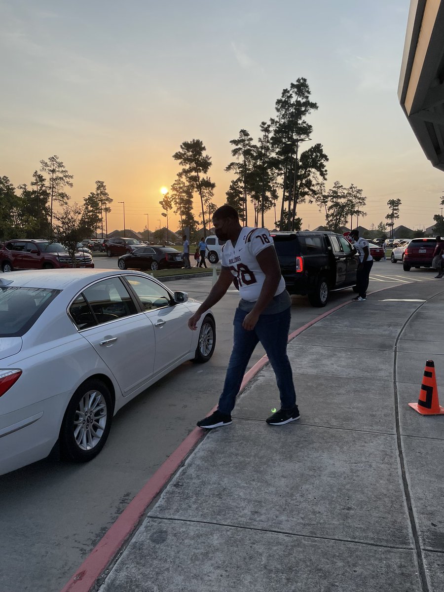 HumbleISD_RCE's tweet photo. #CubCommUNITY 😊💚💙 Why I ❤️ our @HumbleISD_RCE @HumbleISD? We are a CommUNITY! Thank you @HumbleISD_SCHS @SC_BulldogFB for taking care of our Cubs! https://t.co/KFl0awpDUZ