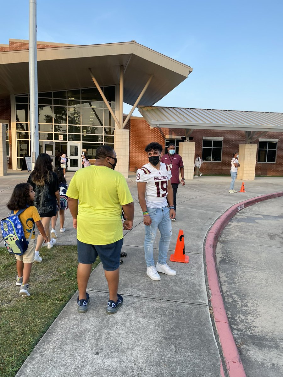HumbleISD_RCE's tweet photo. #CubCommUNITY 😊💚💙 Why I ❤️ our @HumbleISD_RCE @HumbleISD? We are a CommUNITY! Thank you @HumbleISD_SCHS @SC_BulldogFB for taking care of our Cubs! https://t.co/KFl0awpDUZ